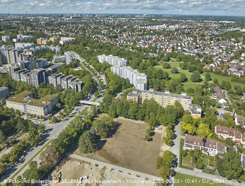 Karl-Marx-Ring-52-62_und_Marx-Zentrum_in_Neuperlach_in_München_DJI_0531.jpg