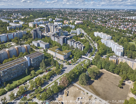 Karl-Marx-Ring-52-62_und_Marx-Zentrum_in_Neuperlach_in_München_DJI_0532.jpg