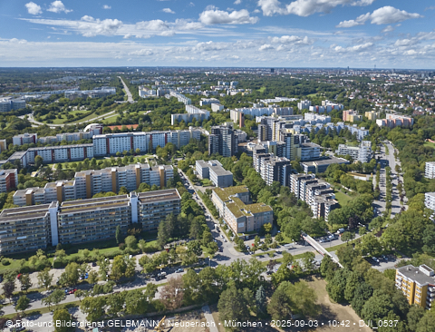Karl-Marx-Ring-52-62_und_Marx-Zentrum_in_Neuperlach_in_München_DJI_0537.jpg