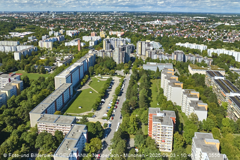 Karl-Marx-Ring-52-62_und_Marx-Zentrum_in_Neuperlach_in_München_DJI_0556.jpg