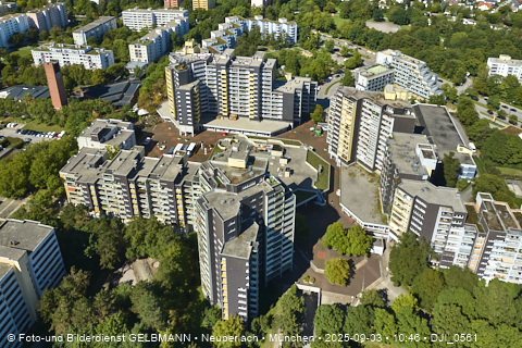 Karl-Marx-Ring-52-62_und_Marx-Zentrum_in_Neuperlach_in_München_DJI_0561.jpg