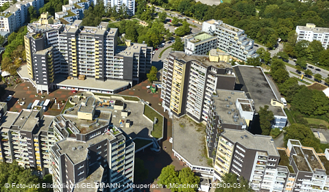 Karl-Marx-Ring-52-62_und_Marx-Zentrum_in_Neuperlach_in_München_DJI_0561_1.jpg