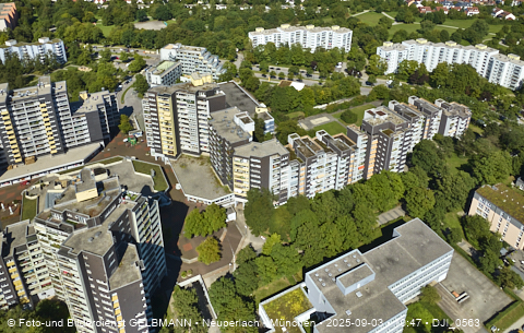 Karl-Marx-Ring-52-62_und_Marx-Zentrum_in_Neuperlach_in_München_DJI_0563.jpg