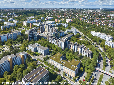 Karl-Marx-Ring-52-62_und_Marx-Zentrum_in_Neuperlach_in_München_DJI_0570.jpg