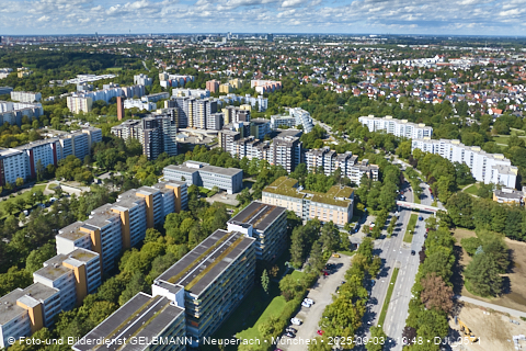 Karl-Marx-Ring-52-62_und_Marx-Zentrum_in_Neuperlach_in_München_DJI_0571.jpg