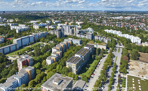 Karl-Marx-Ring-52-62_und_Marx-Zentrum_in_Neuperlach_in_München_DJI_0572.jpg