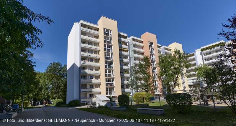 Achitektur_im_Plettzentrum_die Holzverkleidung_an_der_Fassade__MG_5032.jpg