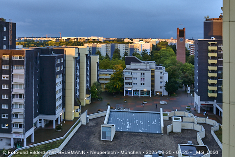 25.09.2025 - Sonnenaufgang im Karl-Marx-Ring 52-62 und Marx-Zentrum in Neuperlach