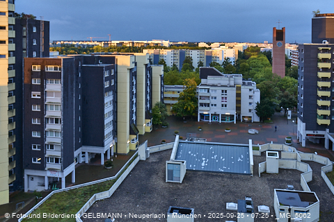 25.09.2025 - Sonnenaufgang im Karl-Marx-Ring 52-62 und Marx-Zentrum in Neuperlach