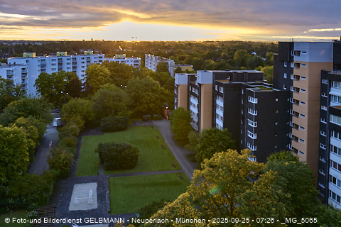 25.09.2025 - Sonnenaufgang im Karl-Marx-Ring 52-62 und Marx-Zentrum in Neuperlach