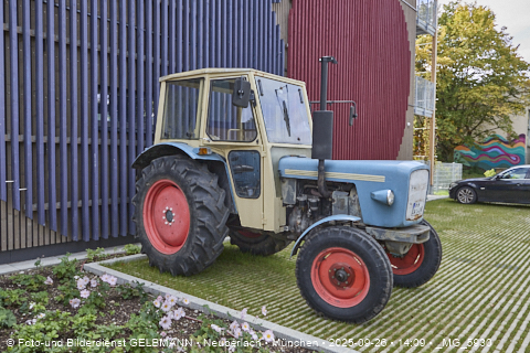Traktor vor der Quiddestraße 1 in Neuperlach