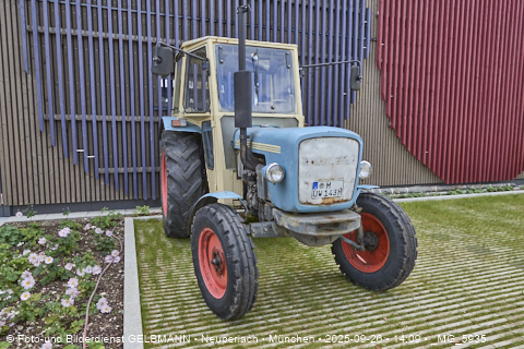 Traktor vor der Quiddestraße 1 in Neuperlach