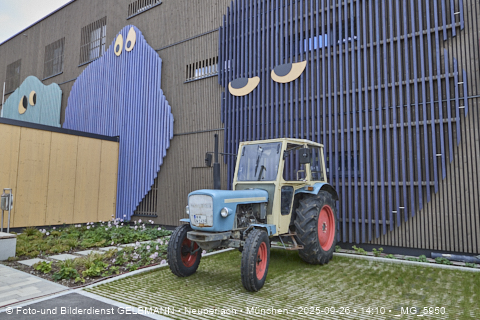 Traktor vor der Quiddestraße 1 in Neuperlach