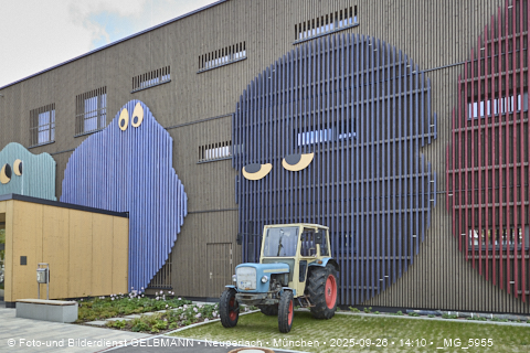 Traktor vor der Quiddestraße 1 in Neuperlach